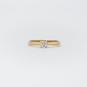 Anillo de compromiso oro amarillo 14K con diamante solitario 25 pts