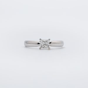 Anillo de compromiso oro blanco 14K con diamante natural GIA solitario princess 50 pts