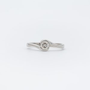 Anillo de compromiso oro blanco 14K con diamante solitario central 32 pts