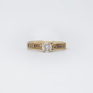 Anillo de compromiso oro amarillo 14K con diamante de mina central 50 pts y diamantes laterales 10 pts