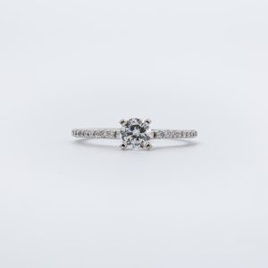 Anillo de compromiso oro blanco 14K con diamante solitario de mina 50 pts y diamantes laterales 10pts