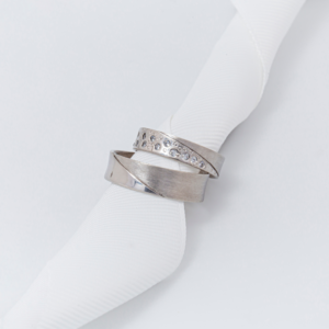 Argollas matrimoniales con zirconias o diamantes