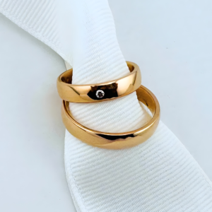 Argollas matrimoniales clásicas con zirconias o diamantes