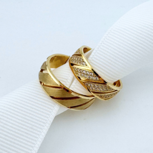 Argollas matrimoniales con diseño con zirconias o diamantes