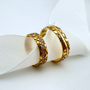 Argollas matrimoniales con diseño con zirconias o diamantes