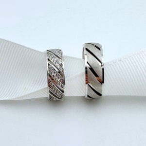 Argollas matrimoniales con diseño con zirconias o diamantes