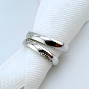 Argollas matrimoniales con diseño con zirconias o diamantes