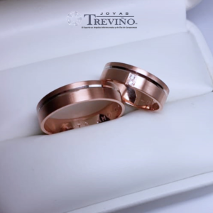 Argollas matrimoniales con diseño con zirconias o diamantes