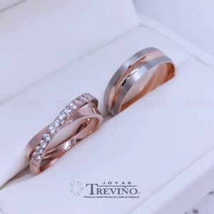 Argollas matrimoniales con diseño con zirconias o diamantes